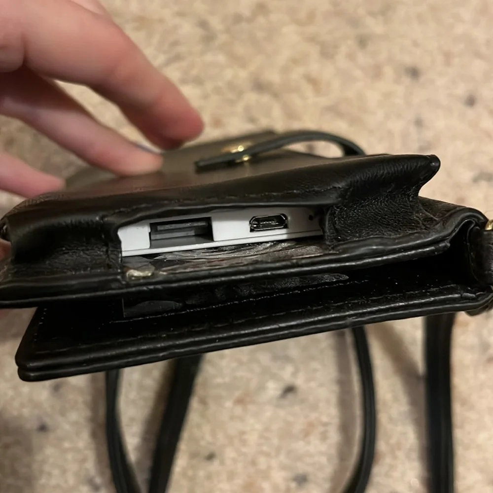 Adrienne Vittadini Crossbody clutch with charging dock